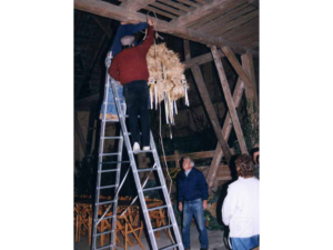 Anbringen der Erntekrone in der Scheune (1990er Jahre)